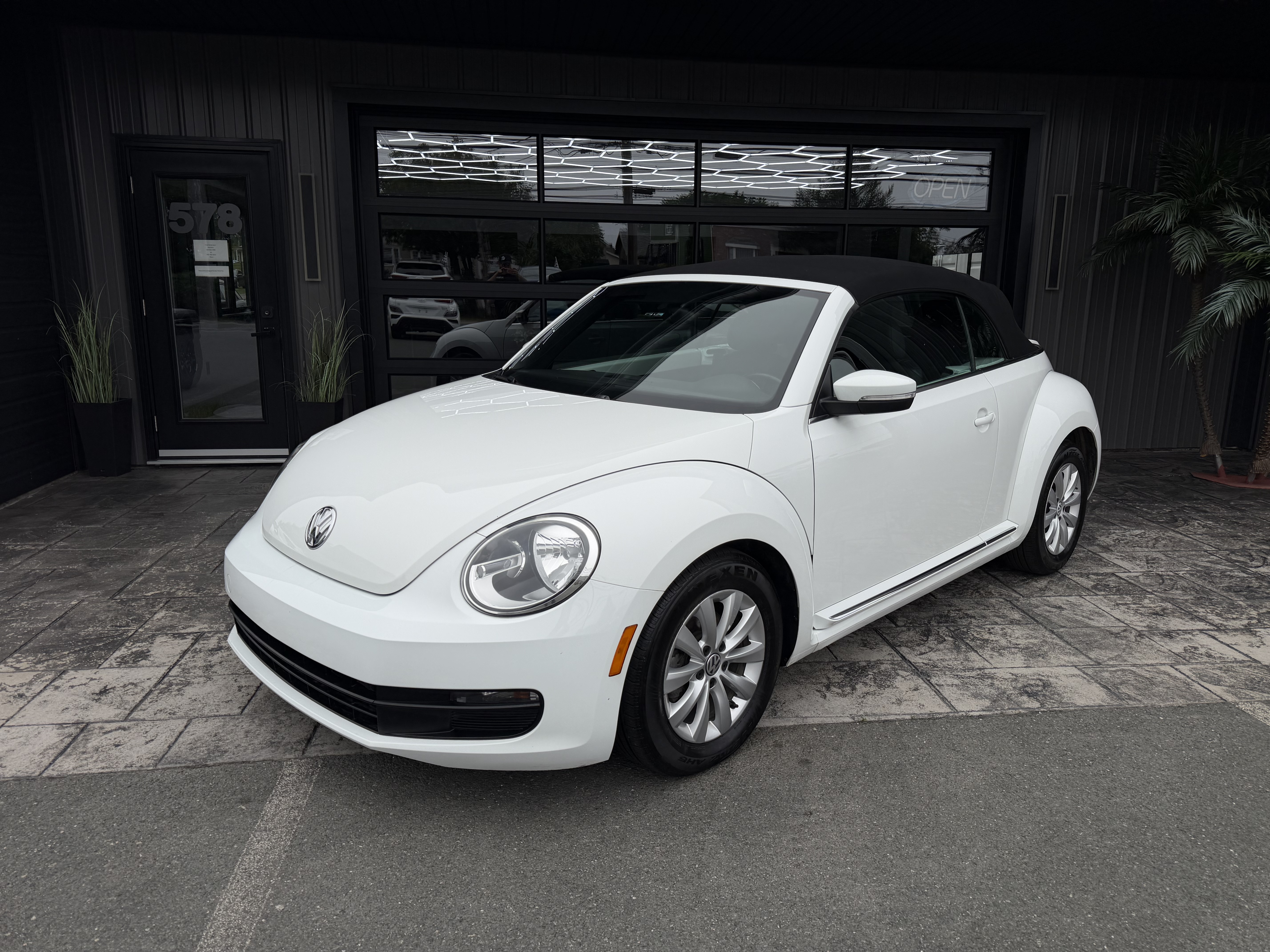 Image 2 - 2014 Volkswagen Beetle 1.8T, TDI