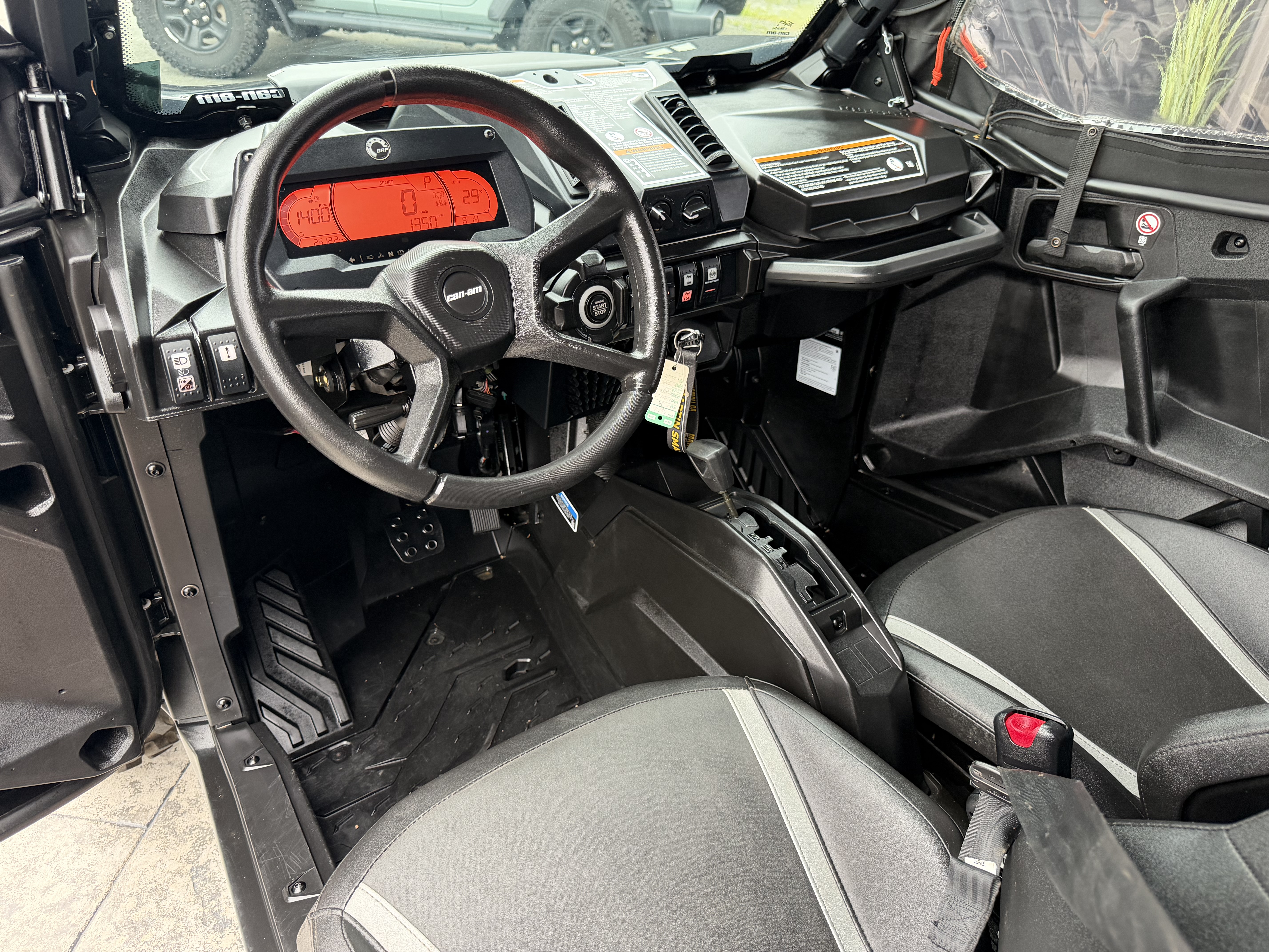 Image 3 - 2024 Can am Commander XT