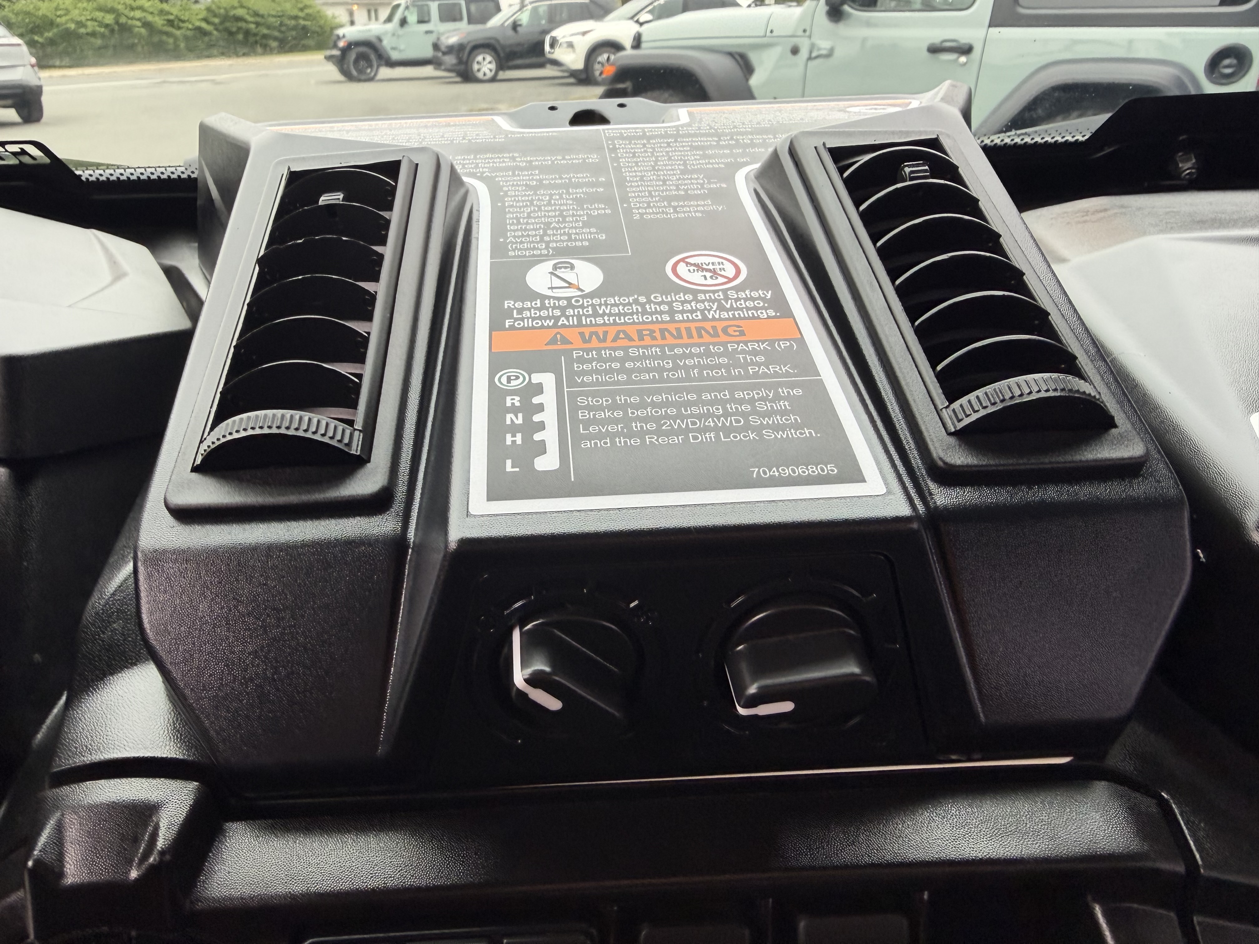 Image 4 - 2024 Can am Commander XT