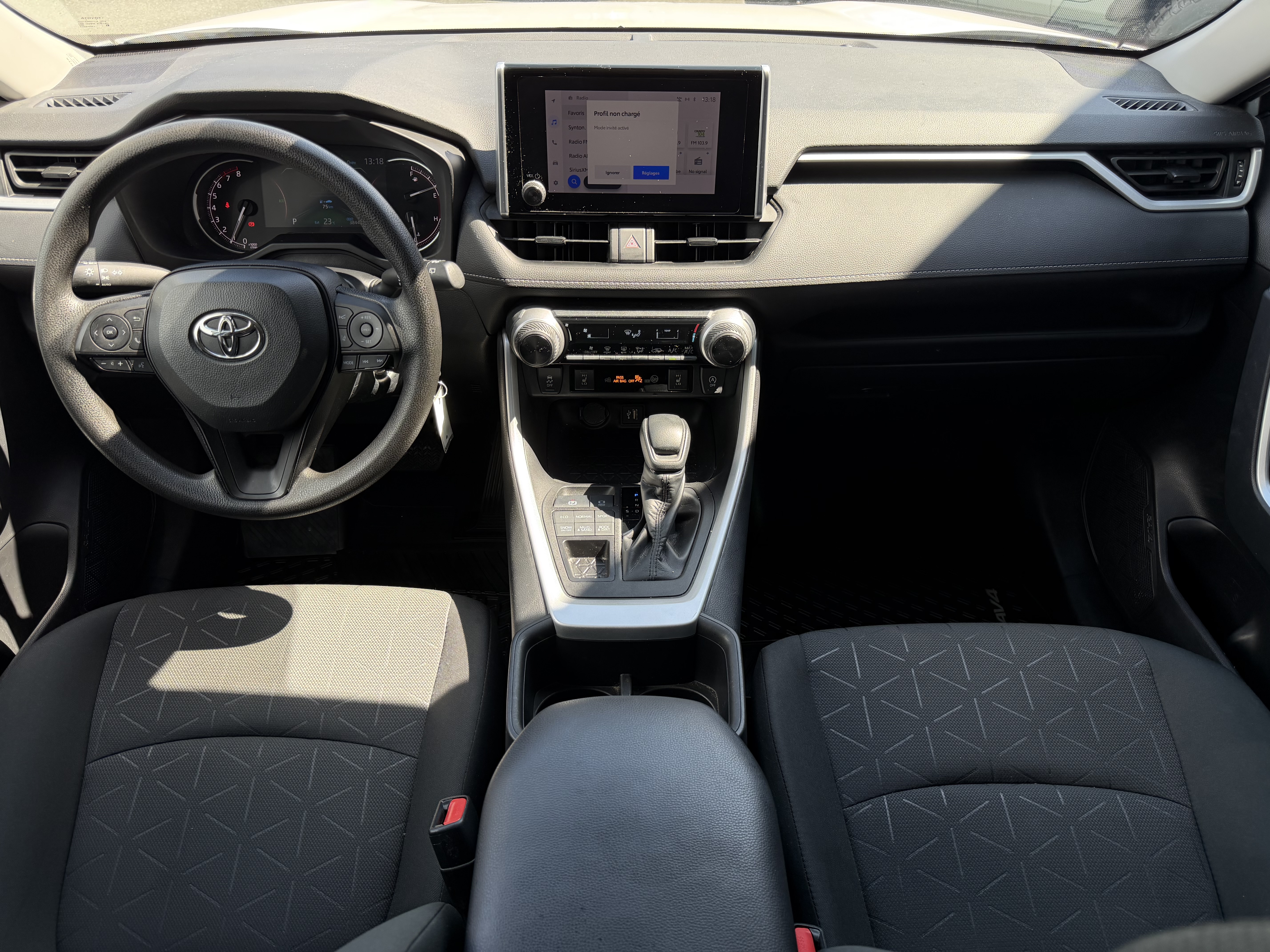 Image 4 - 2023 Toyota RAV4 LE