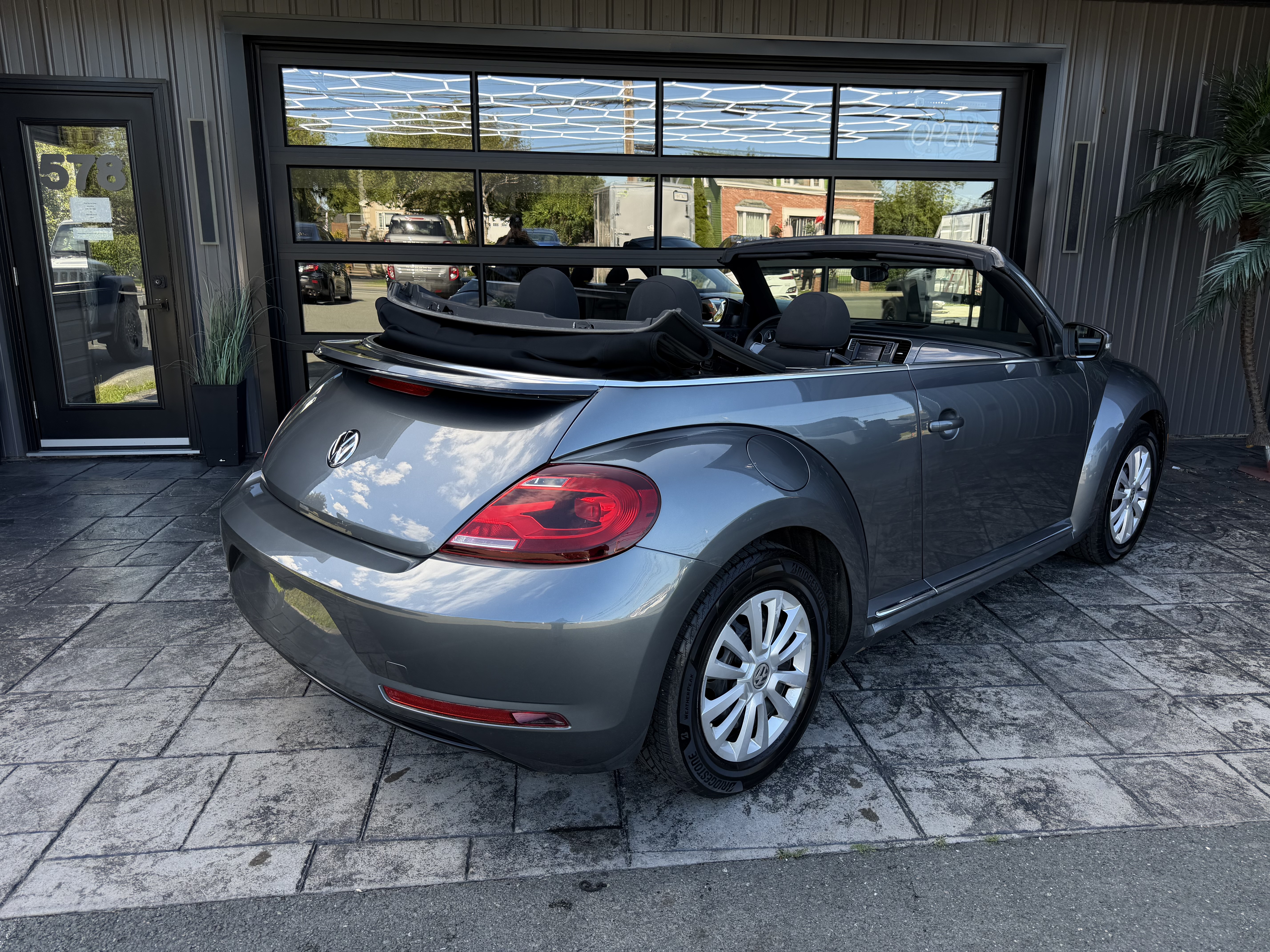 Image 3 - 2017 Volkswagen Beetle
